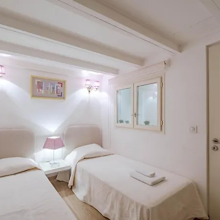 Duplex 2 Bedrooms Ideally Located *
